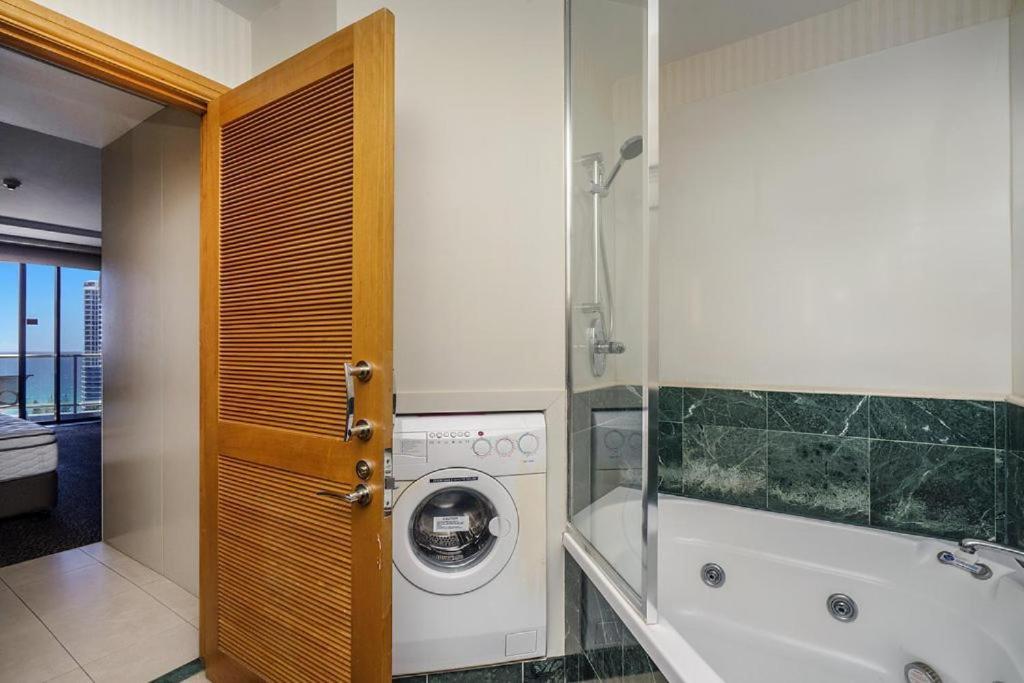 Deluxe Private Apartment And Studio - Ocean Views Gold Coast Eksteriør billede